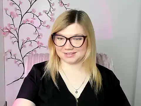 Snapshot of Lola_moree chatting on April 2026 12:02:01 PM Lola moree online show from April 2026 12:02:01 PM