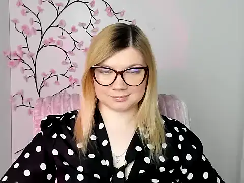 Snapshot of Lola_moree chatting on April 2026 11:33:02 AM Lola moree online show from April 2026 11:33:02 AM