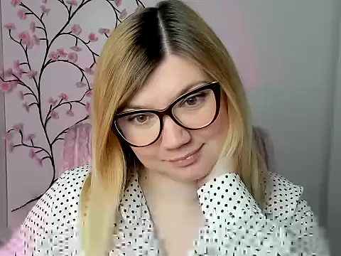 Snapshot of Lola_moree chatting on April 2026 11:43:01 AM Lola moree online show from April 2026 11:43:01 AM