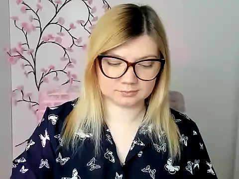 Snapshot of Lola_moree chatting on April 2026 11:32:01 AM Lola moree online show from April 2026 11:32:01 AM