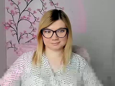 Snapshot of Lola_moree chatting on April 2026 11:37:01 AM Lola moree online show from April 2026 11:37:01 AM