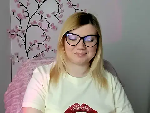 Snapshot of Lola_moree chatting on May 2026 11:37:02 AM Lola moree online show from May 2026 11:37:02 AM