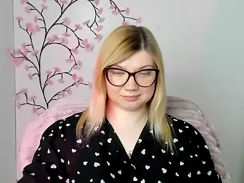 Snapshot of Lola_moree chatting on May 2026 04:04:02 PM Lola moree online show from May 2026 04:04:02 PM