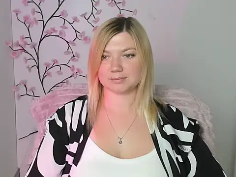 Snapshot of Lola_moree chatting on July 2026 11:35:01 AM Lola moree online show from July 2026 11:35:01 AM