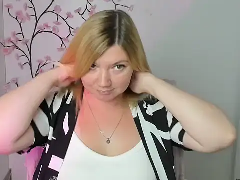 Snapshot of Lola_moree chatting on July 2026 12:20:01 PM Lola moree online show from July 2026 12:20:01 PM