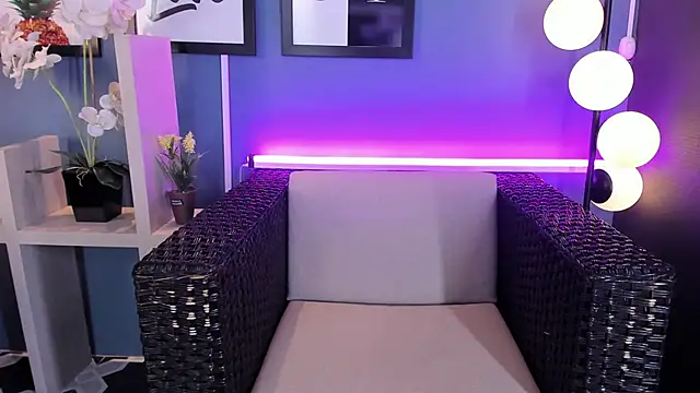 Snapshot of CandyLuxury__ chatting on February 2025 07:49:01 PM CandyLuxury online show from February 2025 07:49:01 PM