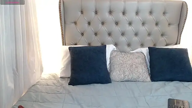 Liiamthompson online show from May 2026 09:32:01 PM