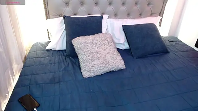 Liiamthompson online show from May 2026 01:55:01 AM