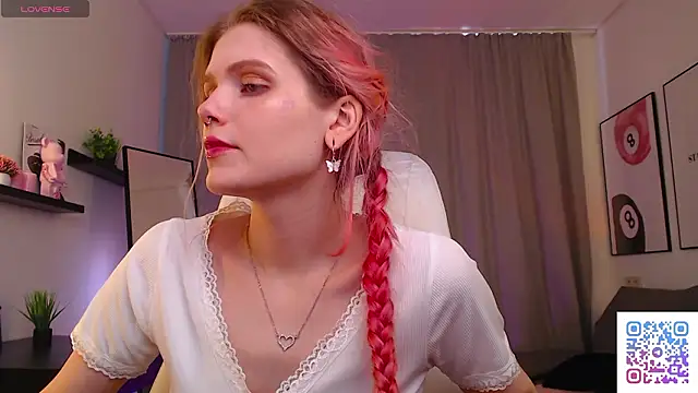 Snapshot of Gretchen_Mol chatting on March 2026 07:35:01 AM Gretchen Mol online show from March 2026 07:35:01 AM