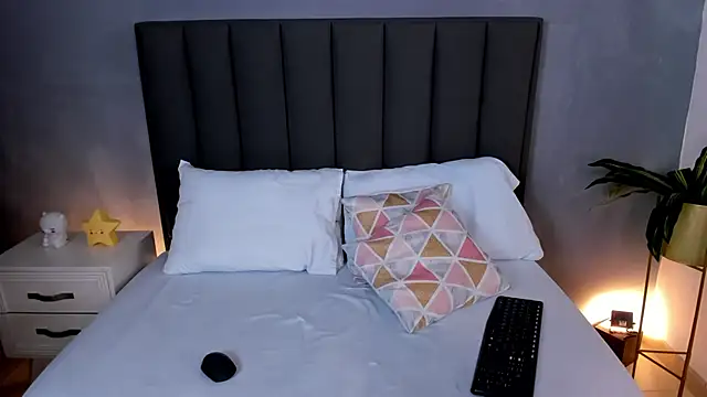 alessia leroy online show from March 2025 10:31:02 PM