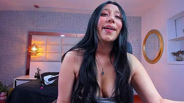 Nohemi louse online show from April 2026 07:11:01 PM