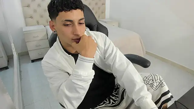 JhoanLeandro online show from October 2025 05:19:01 AM