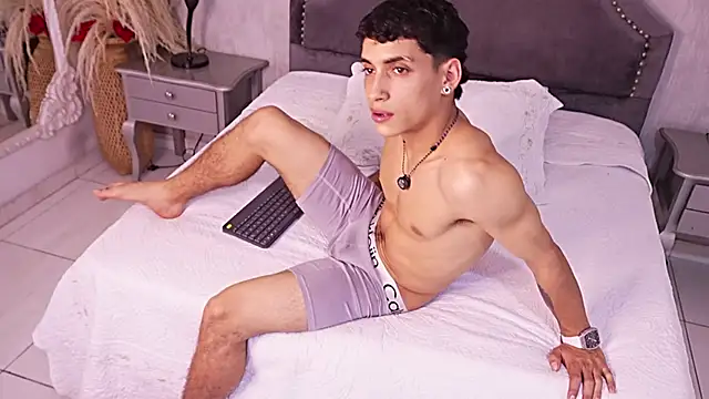 JhoanLeandro online show from May 2026 12:04:01 AM