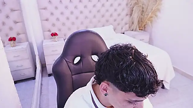 JhoanLeandro online show from June 2026 05:37:01 AM