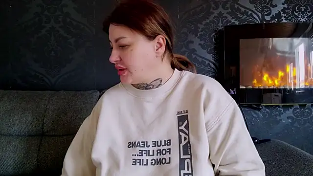 Snapshot of CannabisQueenn chatting on March 2025 08:29:02 AM CannabisQueenn online show from March 2025 08:29:02 AM