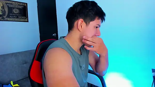 JamesCr  online show from February 2025 10:33:01 PM