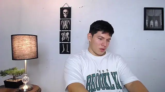 JamesCr  online show from November 2025 04:33:02 AM