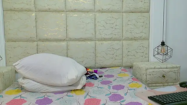 Snapshot of ThaliaANDNicholas chatting on February 2025 02:04:01 AM ThaliaANDNicholas online show from February 2025 02:04:01 AM