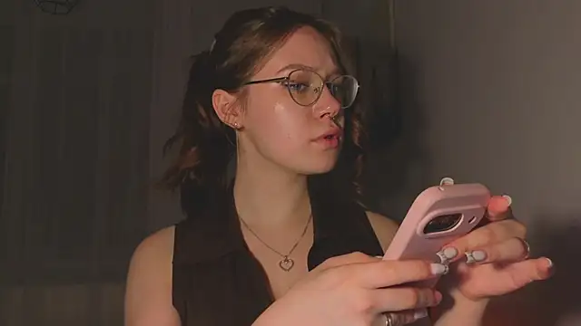 Snapshot of Mia_Luw chatting on April 2026 05:10:02 PM Mia Luw online show from April 2026 05:10:02 PM