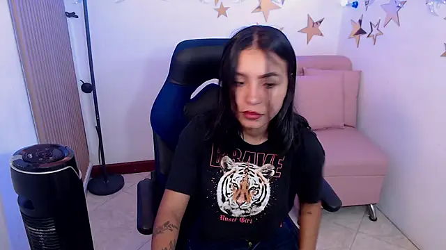 Snapshot of julieta_fn chatting on April 2026 02:33:01 PM julieta fn online show from April 2026 02:33:01 PM