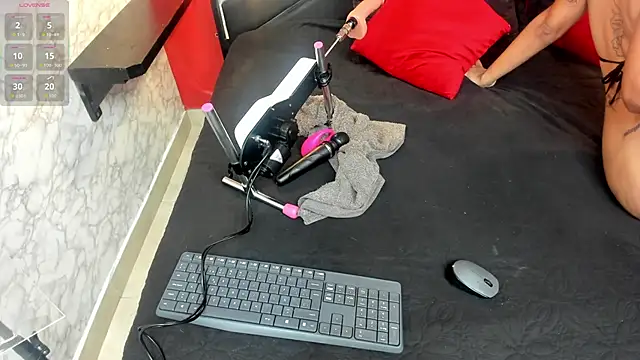 IVISBOUNCYASS online show from November 2025 12:41:02 PM