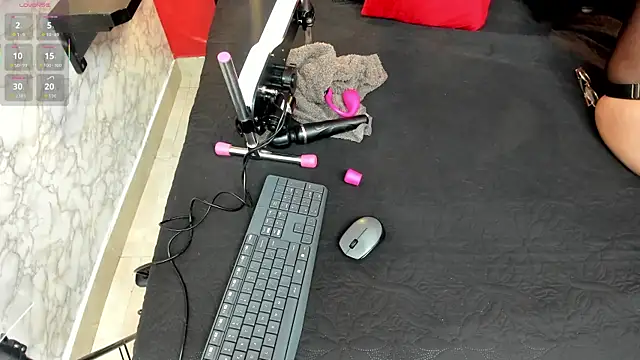 IVISBOUNCYASS online show from November 2025 12:19:02 PM