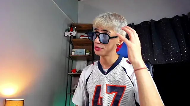 NovaaWheler online show from December 2025 06:48:01 PM