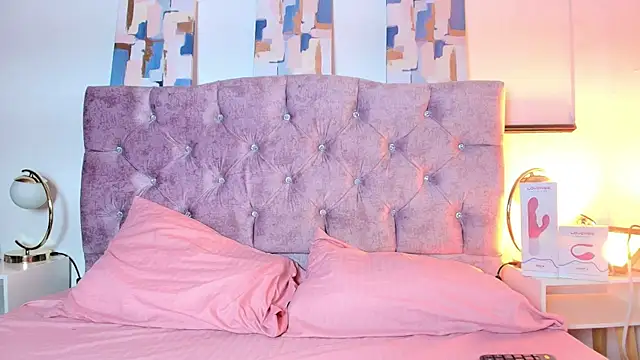 Skye Moore online show from September 2025 07:37:02 PM