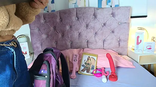 Skye Moore online show from October 2025 12:11:01 PM