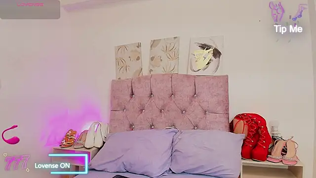 Skye Moore online show from April 2026 07:00:01 PM