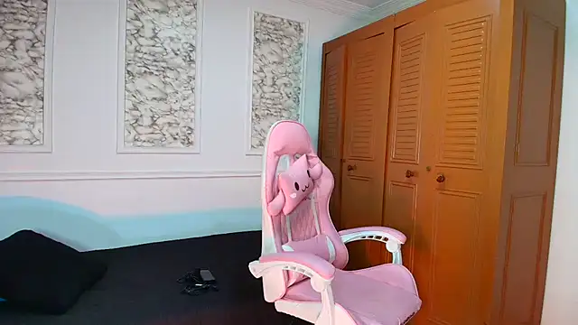 Danella houston online show from December 2025 05:42:02 PM