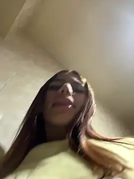 Snapshot of Laura-Khalifa chatting on February 2025 04:29:01 AM Laura-Khalifa online show from February 2025 04:29:01 AM