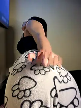 Snapshot of Laura-Khalifa chatting on December 2025 05:38:02 AM Laura-Khalifa online show from December 2025 05:38:02 AM