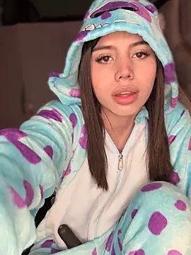 Snapshot of Laura-Khalifa chatting on December 2025 06:53:02 AM Laura-Khalifa online show from December 2025 06:53:02 AM