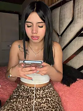 Snapshot of Laura-Khalifa chatting on February 2026 07:35:01 AM Laura-Khalifa online show from February 2026 07:35:01 AM