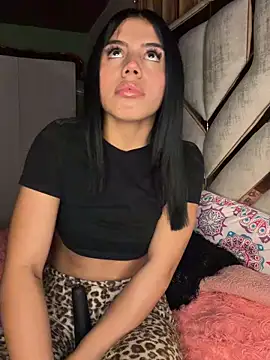 Snapshot of Laura-Khalifa chatting on February 2026 06:18:02 AM Laura-Khalifa online show from February 2026 06:18:02 AM