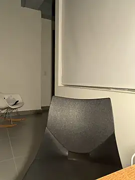 Snapshot of Laura-Khalifa chatting on February 2026 06:31:02 AM Laura-Khalifa online show from February 2026 06:31:02 AM