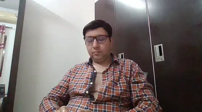 innocentboy1987 online show from March 2025 04:40:02 AM