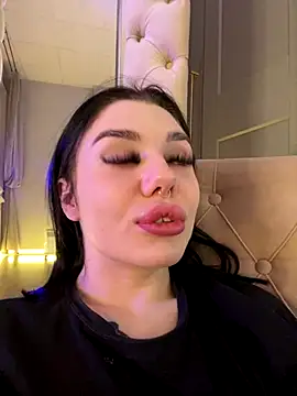 Snapshot of MaeveMoon chatting on November 2025 06:18:02 PM MaeveMoon online show from November 2025 06:18:02 PM