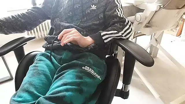 ademandjulia online show from February 2026 12:01:02 PM