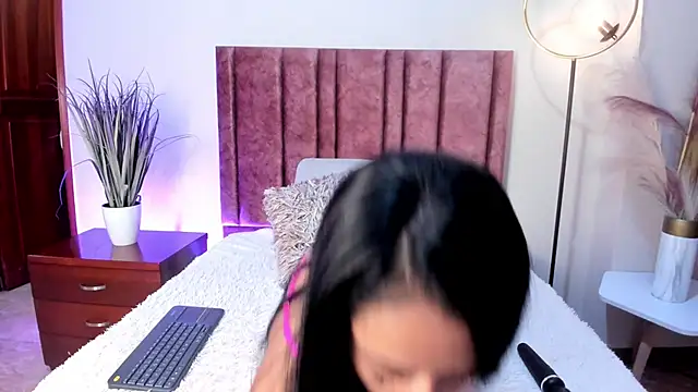 Snapshot of MiaHertz chatting on December 2025 12:11:02 PM MiaHertz online show from December 2025 12:11:02 PM