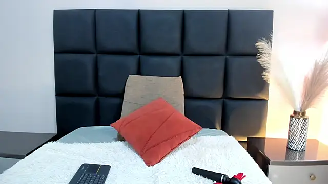 Snapshot of MiaHertz chatting on December 2025 12:45:01 PM MiaHertz online show from December 2025 12:45:01 PM