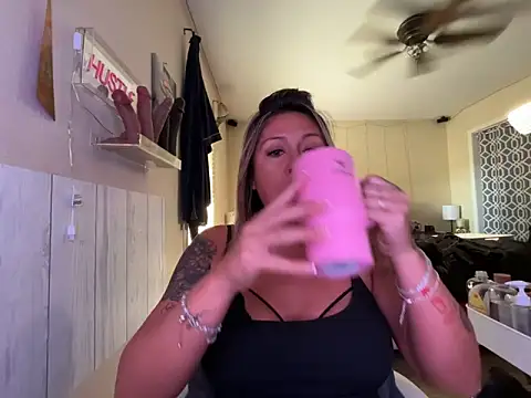 Snapshot of bossyroxy84 chatting on October 2025 05:08:01 PM bossyroxy84 online show from October 2025 05:08:01 PM