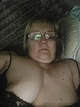 Snapshot of Violet5364 chatting on May 2026 09:20:02 PM Violet5364 online show from May 2026 09:20:02 PM