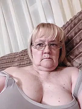 Snapshot of Violet5364 chatting on June 2026 06:52:01 PM Violet5364 online show from June 2026 06:52:01 PM
