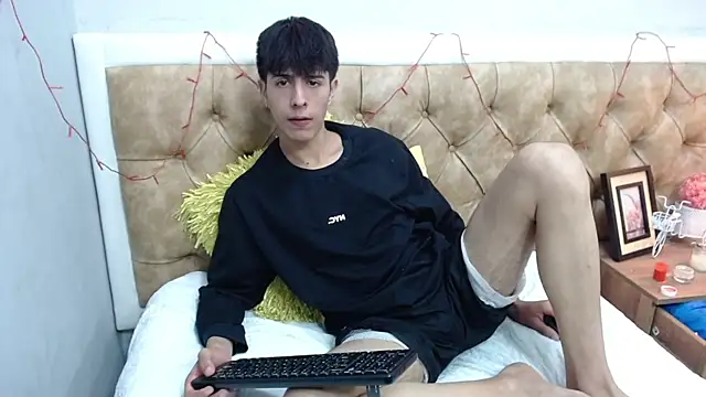 Estiv18  online show from March 2025 04:13:01 AM