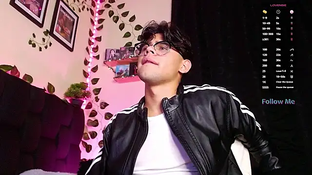 isaac-saenz online show from February 2025 09:26:02 PM