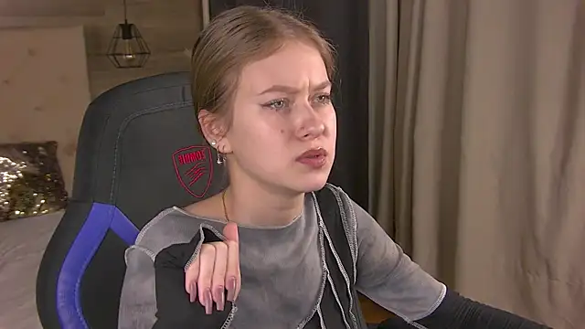 EveMundie online show from February 2025 01:49:02 PM