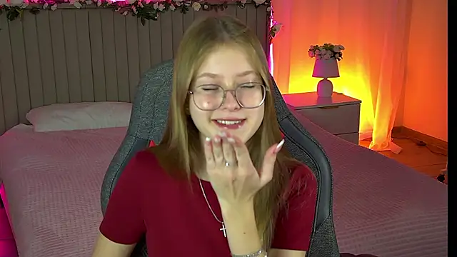 EveMundie online show from October 2025 12:28:02 PM