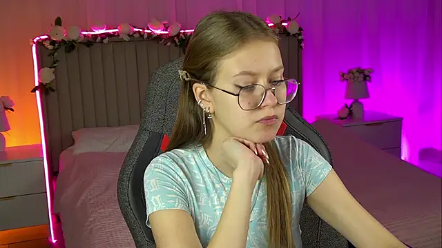 EveMundie online show from October 2025 12:45:02 PM